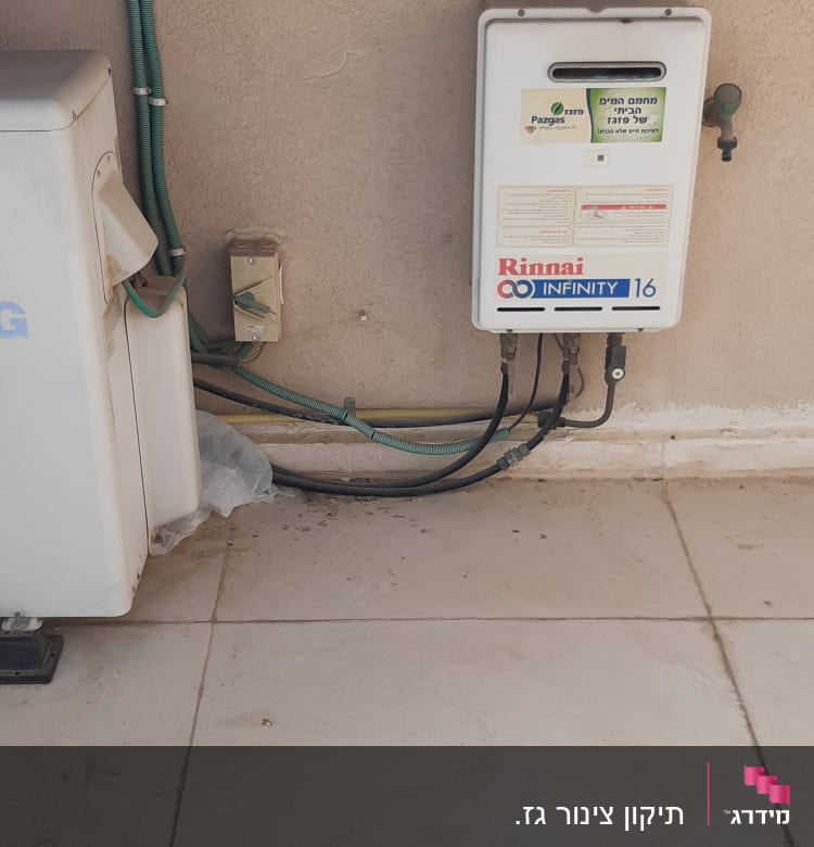 מחמם מים גז של רינאי עם צינורות חיבור